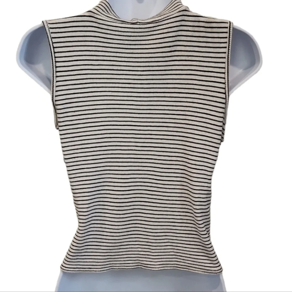 acemi Ribbed Striped Keyhole Front Top - Picture 2 of 5